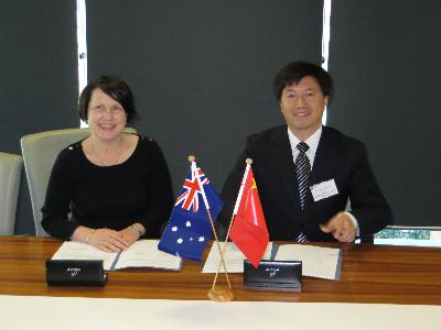 IHBI所长Patsy Yates女士与9999js金沙老品牌院长刘昌胜在协议签署现场
